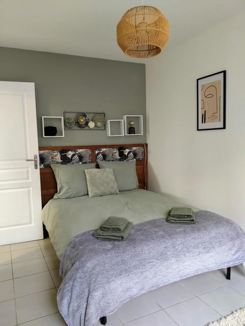 Bed, Photo of the whole room, Bedroom, towels