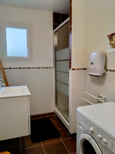 Bathroom, washing machine