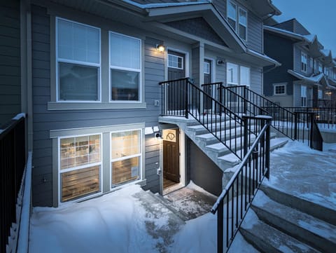 GLOBALSTAY New Apartments in Cranbrook Free street parking Condo in Calgary