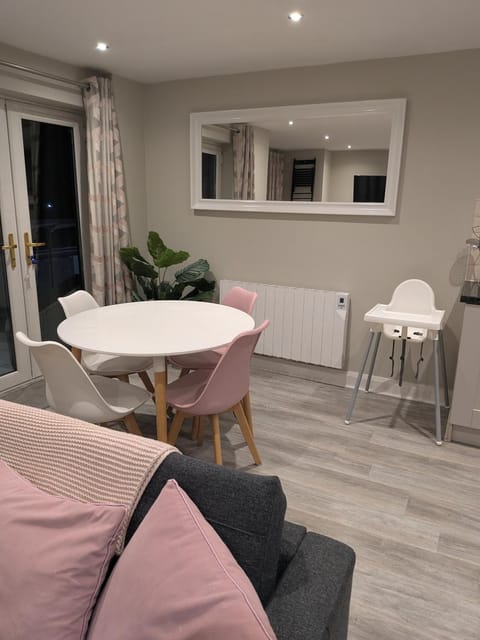 Kitchen or kitchenette, Living room, Seating area, Dining area