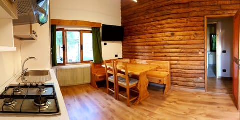 Kitchen or kitchenette, Seating area, Dining area