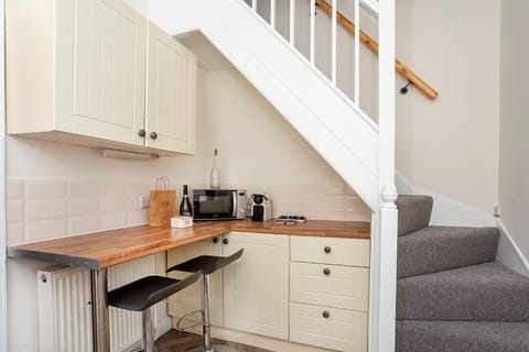 Coffee/tea facilities, Kitchen or kitchenette, Dining area, minibar, pet friendly, stove, toaster