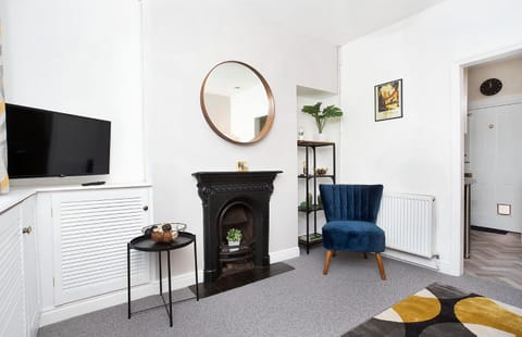 TV and multimedia, Living room, Seating area, flat iron, internet