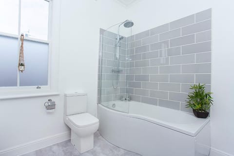 Shower, Toilet, Bathroom, Bath, towels