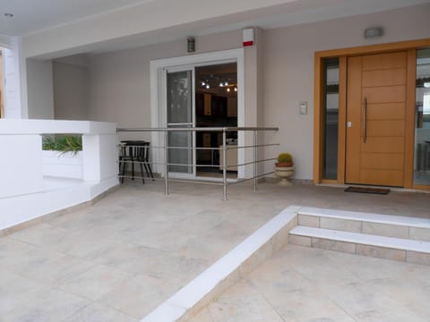 Property building, Patio, Facade/entrance, Balcony/Terrace