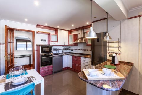 CASA DAMATXO - De Luxe, Terracita, Espacioso, Ideal familia y parejas & 1 minuto a la Playa Apartment in Zarautz
