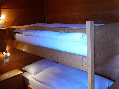 Bedroom, bunk bed