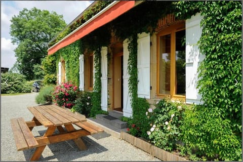 Property building, Patio, Facade/entrance