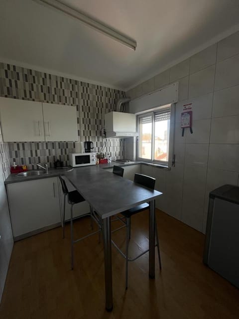 Kitchen or kitchenette, Dining area, minibar, stove