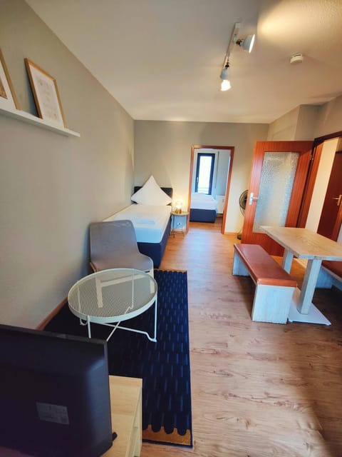 Bed, TV and multimedia, Seating area