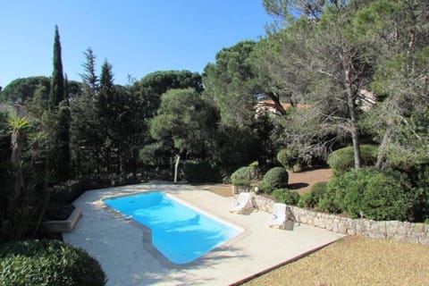 villa 8 pers, climatisée, piscine chauffée, un havre de paix sous les pins parasols Villa in Roquebrune-sur-Argens