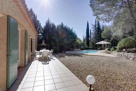 villa 8 pers, climatisée, piscine chauffée, un havre de paix sous les pins parasols Villa in Roquebrune-sur-Argens