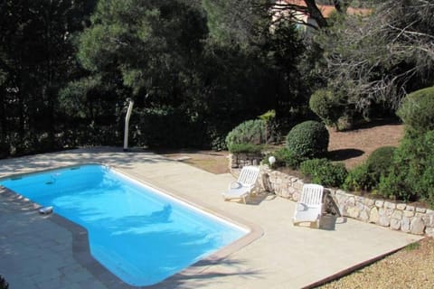 villa 8 pers, climatisée, piscine chauffée, un havre de paix sous les pins parasols Villa in Roquebrune-sur-Argens