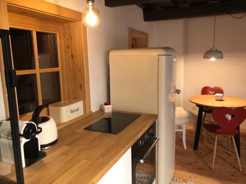 Coffee/tea facilities, Kitchen or kitchenette, Dining area, stove