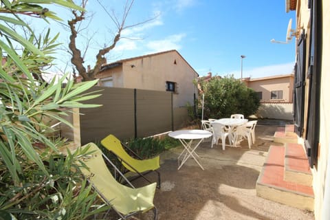 Patio, Dining area, sunbed