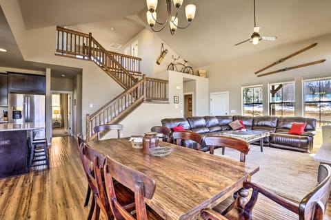 Ski-In and Ski-Out Granby Gem with Gas Grill and Fire Pit! Casa in Granby