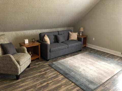 Spacious Rustic Downtown Market St 1 Bedroom Apt, Sleeps Up to 5, Steps to Honeywell & Eagles Theatre Apartment in Indiana