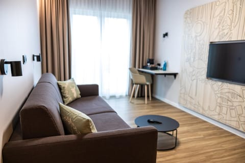 Communal lounge/ TV room, Bed, TV and multimedia, Living room, Seating area, Evening entertainment