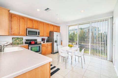Updated Vista Cay Townhome, 10 min from Universal House in Orlando