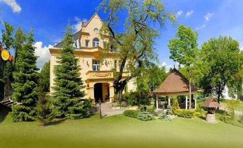 Property building, Facade/entrance, Winter, Garden, Autumn, Seasons