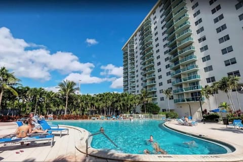 Beautiful Apartment Steps Away from the Beach Condominio in Sunny Isles Beach