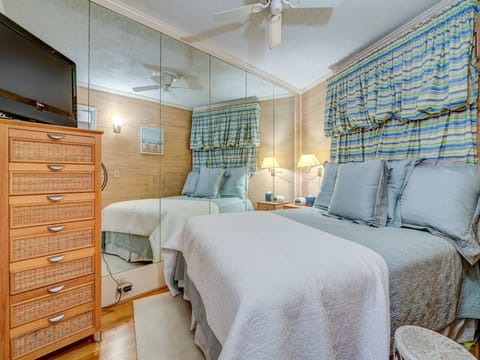 Seaside Villa 332, 1 Bedroom, Pool, Oceanside, 3rd Floor, Wi-Fi, Sleeps 4 Condo in South Forest Beach