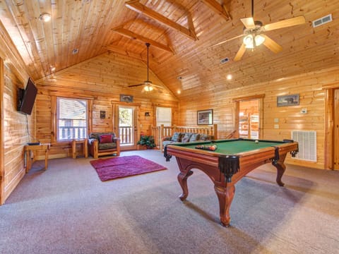 Moonlight Lodge, 8 Bedrooms, Hot Tub, Wi-Fi, Pool, Sleeps 40 Maison in Pigeon Forge
