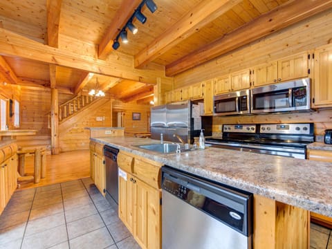Moonlight Lodge, 8 Bedrooms, Hot Tub, Wi-Fi, Pool, Sleeps 40 Maison in Pigeon Forge