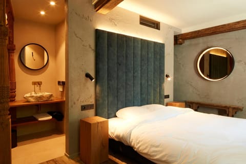 Bed, Bathroom