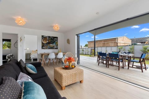 The Sunshine Bungalow - Mangawhai Heads Home House in Auckland Region