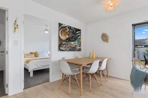 The Sunshine Bungalow - Mangawhai Heads Home House in Auckland Region