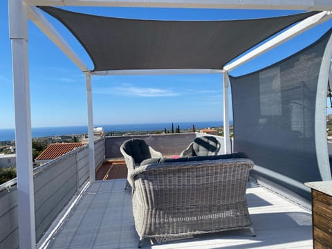 Roof Terrace & Sea View Entire Apartment Condo in Peyia
