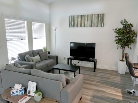 Cozy condo near MCC with pool, BBQ, covered parking House in Mesa