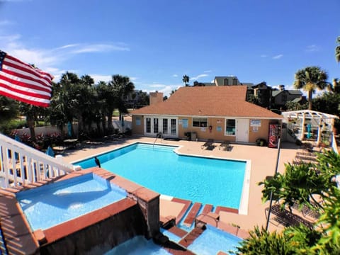 Sandpiper Stay Condo - Pool Near Beach and Seawall! House in Galveston Island