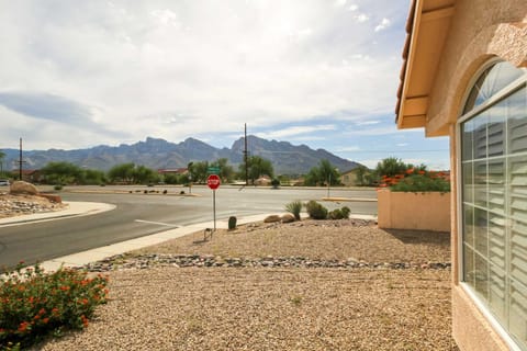 Modern Home with Patio and Mtn Views, 9 Mi to Tucson Casa in Oro Valley