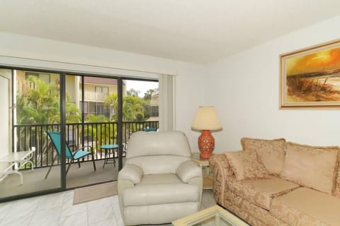 Heated Pool-Short Walk to Beach, FREE trolley around Siesta Key! Apartment in Siesta Beach