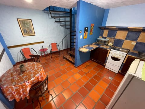 Kitchen or kitchenette, Living room, Seating area, Dining area, minibar, pet friendly, stove