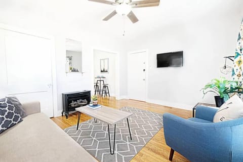 The Explorer's Hearth Lower-Greenville Ave Area Apartment in Dallas