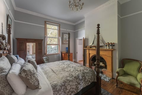 Derby Bank House- Heritage listed two bedroom old school B&B suite or a self contained cabin Bed and Breakfast in Branxholm