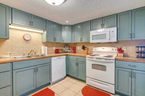Beach Getaway with Pool Access and Patio with Ocean View Condo in Garden City