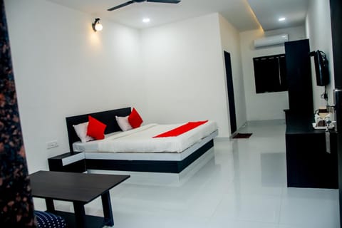 Bed, TV and multimedia, Living room, Photo of the whole room, Bedroom