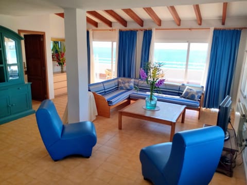 Communal lounge/ TV room, Living room, Dining area, Sea view