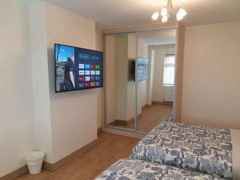 London Luxury 3 Bedroom Flat 1min walk from Underground, with FREE PARKING Sleeps x10 Appartamento in Ilford