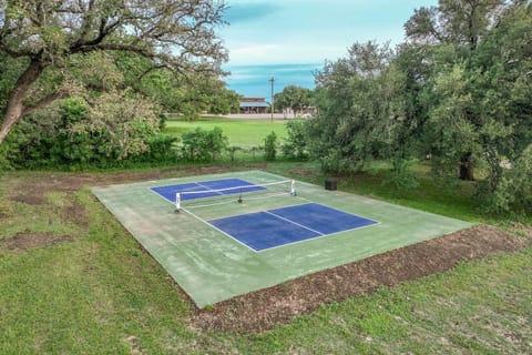 Container home with rooftop views and pickleball-Pecan Grove House in Rio Grande