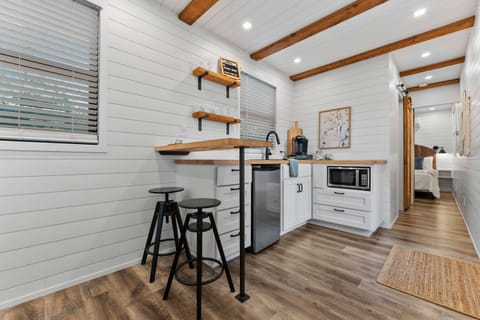 Container home with rooftop views and pickleball-Pecan Grove House in Rio Grande