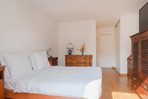 Communal lounge/ TV room, Bed, TV and multimedia, Bedroom