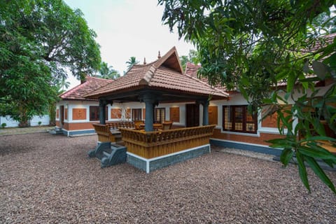 The Backwater Heritage- Comp Breakfast with River View & Lawn by StayVista Villa in Kerala