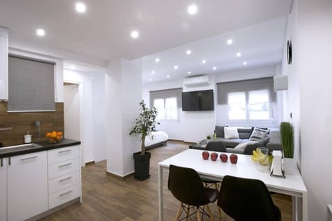 Kitchen or kitchenette, Seating area, Dining area