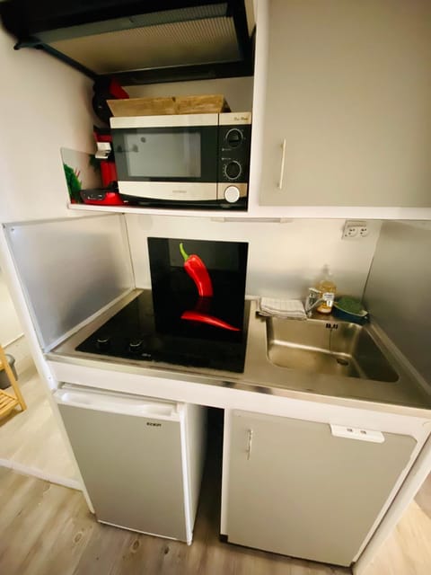 Kitchen or kitchenette, minibar