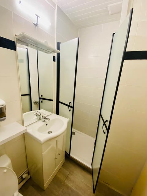 Shower, Toilet, Bathroom, towels